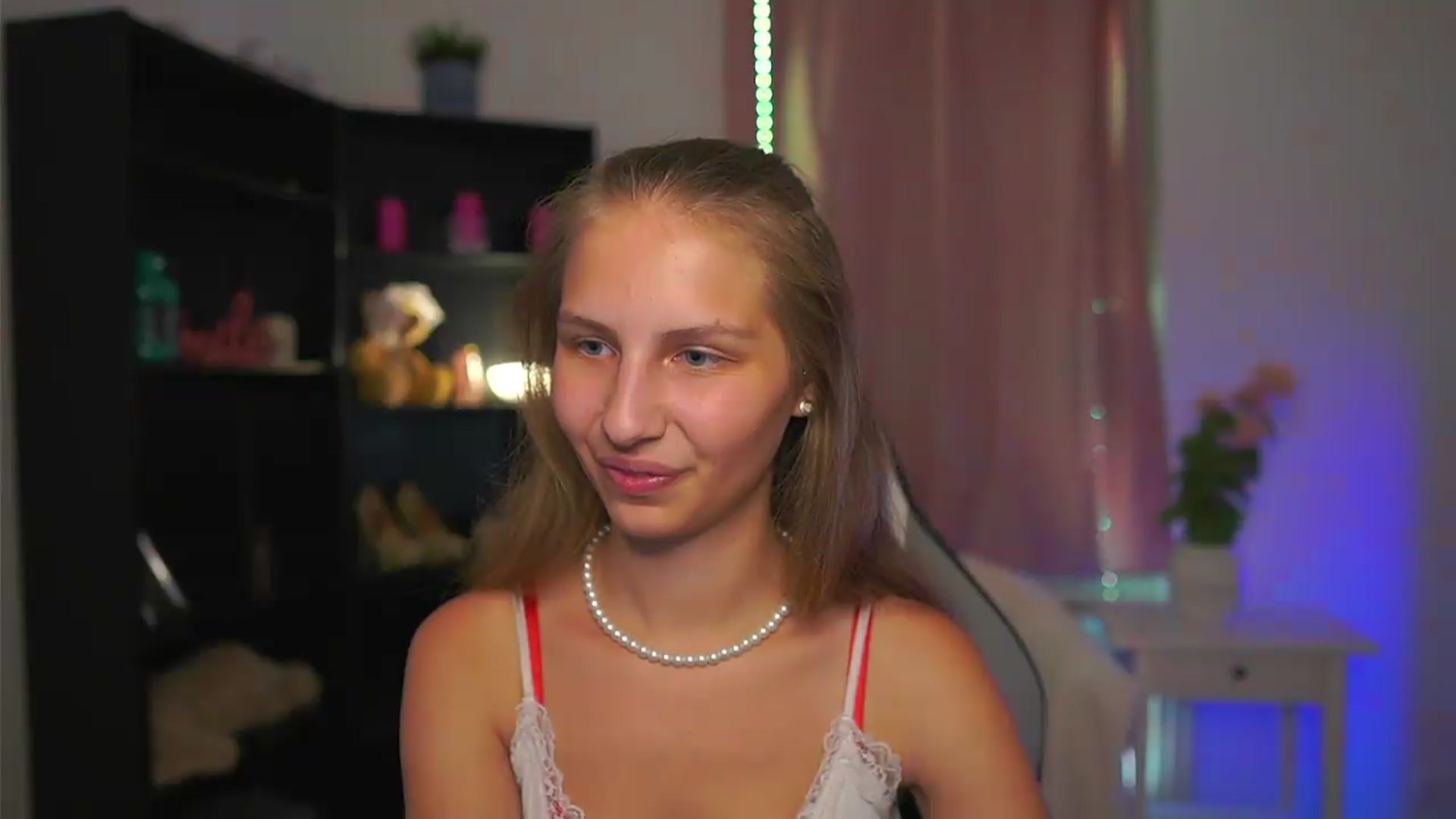 Gallery image thumbnail from Emmie_murray's myfreecams stream on, 07/22/2026, 23:19 image 9 of 20