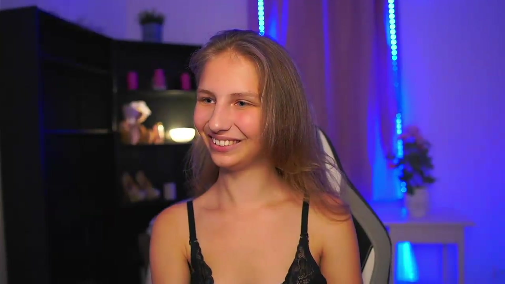 Gallery image thumbnail from Emmie_murray's myfreecams stream on, 07/26/2026, 20:07 image 20 of 20