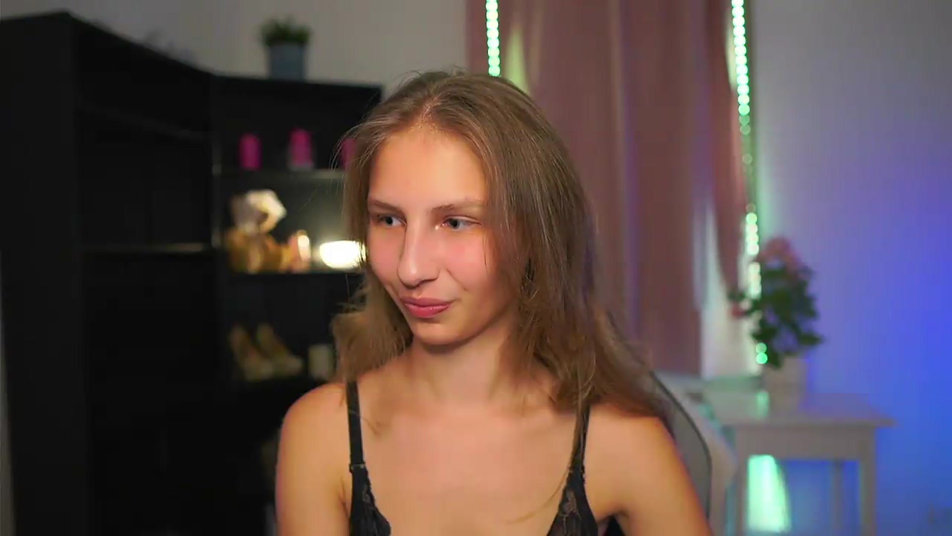 Gallery image thumbnail from Emmie_murray's myfreecams stream on, 07/26/2026, 20:07 image 5 of 20