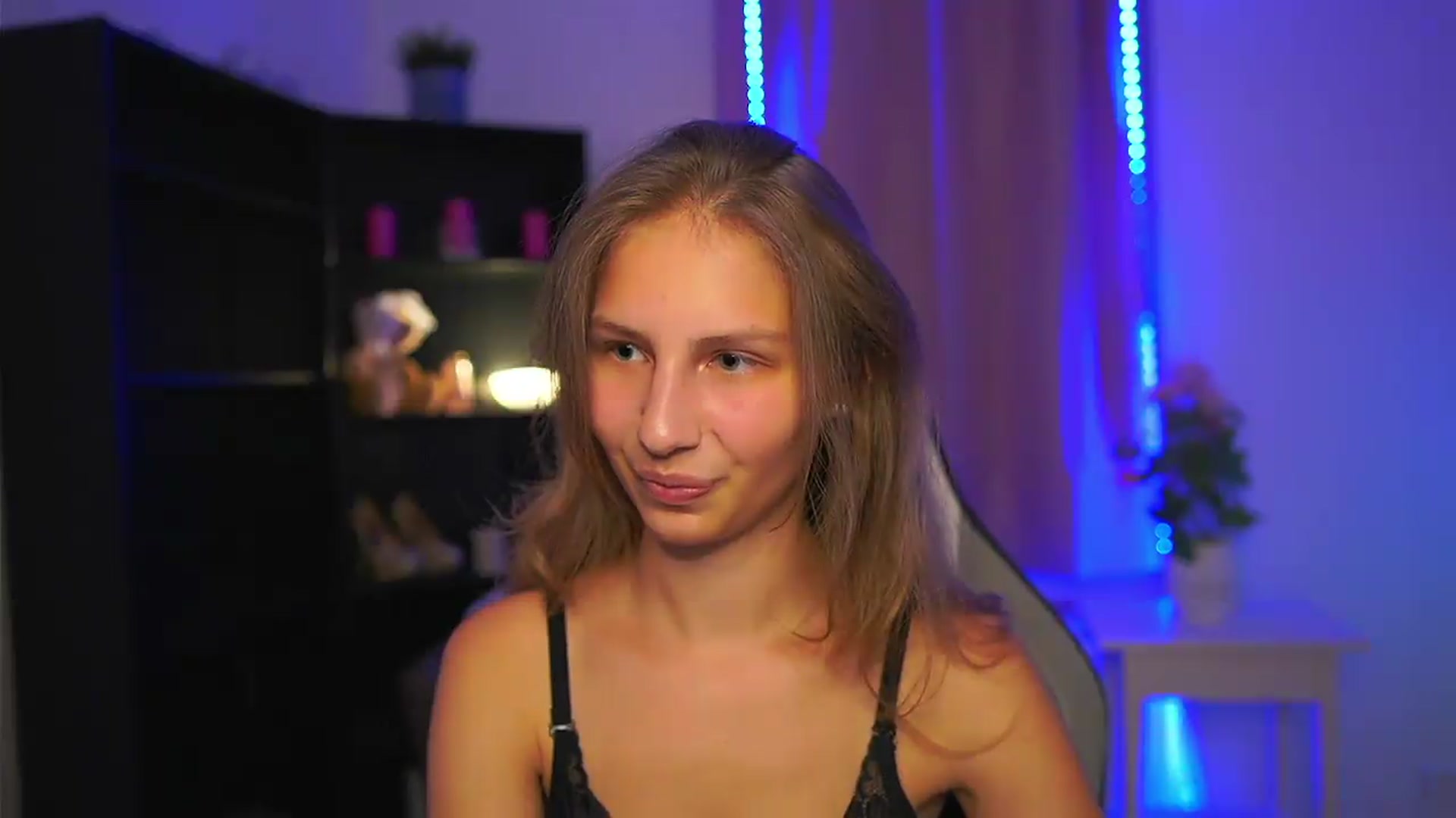 Gallery image thumbnail from Emmie_murray's myfreecams stream on, 07/26/2026, 21:54 image 9 of 20