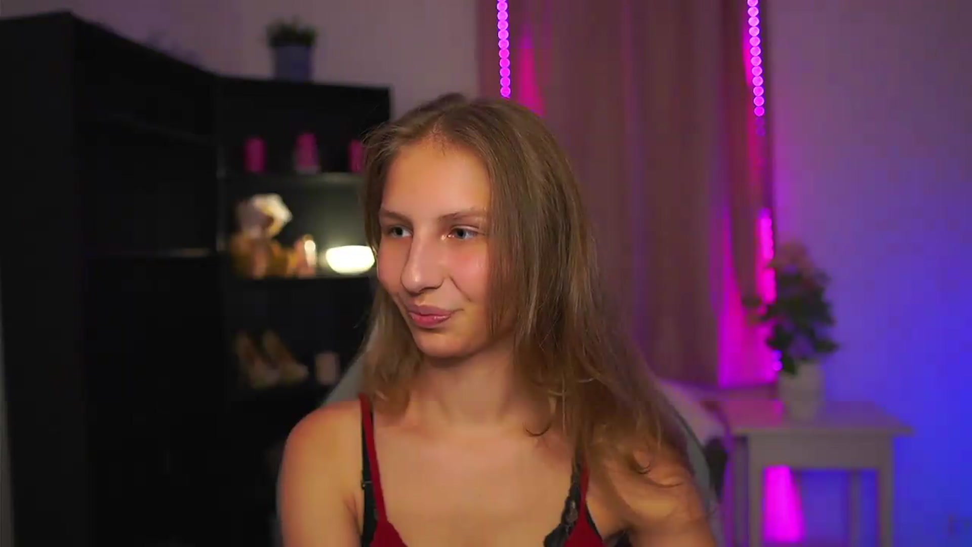 Gallery image thumbnail from Emmie_murray's myfreecams stream on, 07/26/2026, 22:54 image 2 of 20