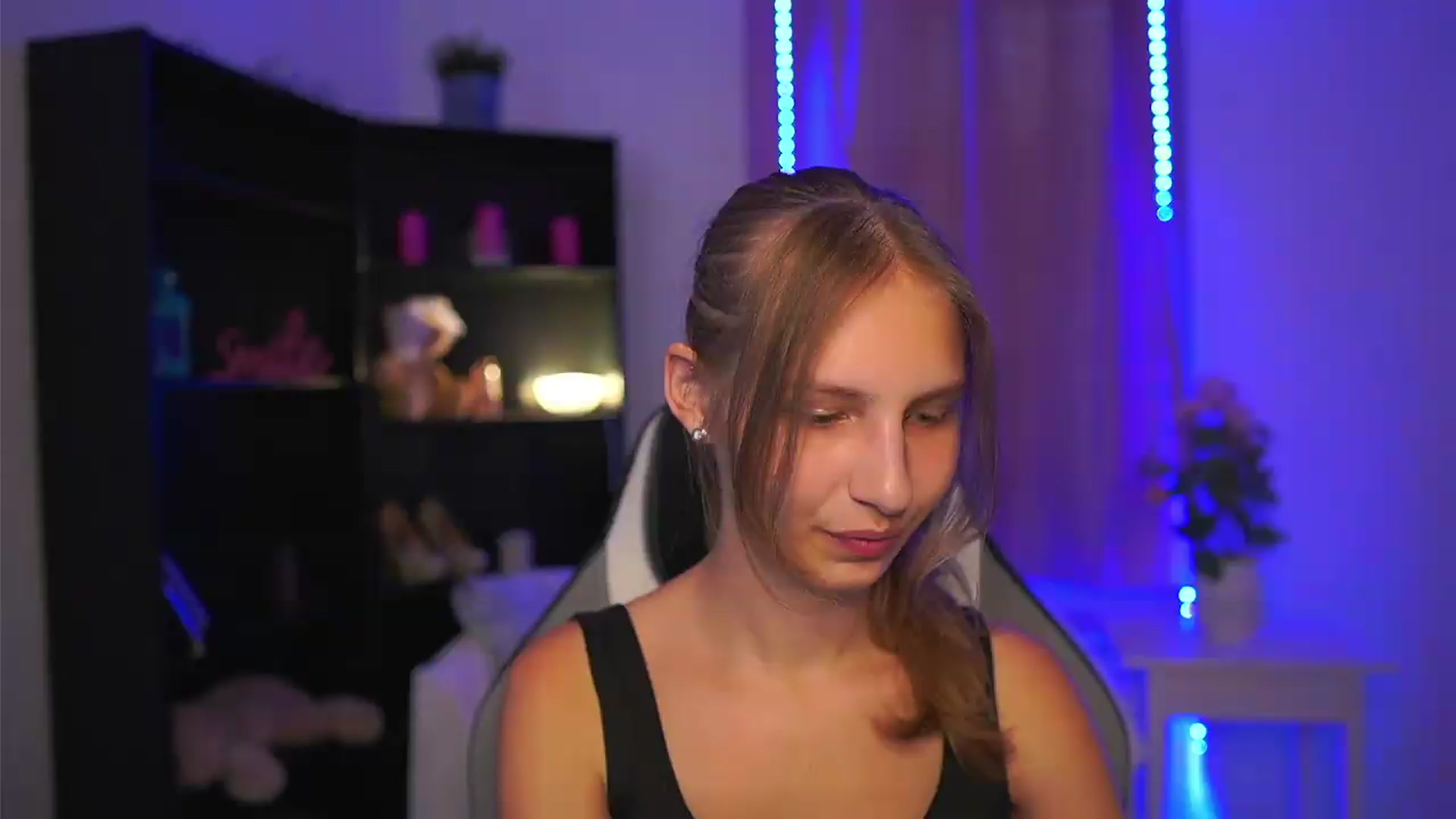 Gallery image thumbnail from Emmie_murray's myfreecams stream on, 07/27/2026, 15:16 image 1 of 20