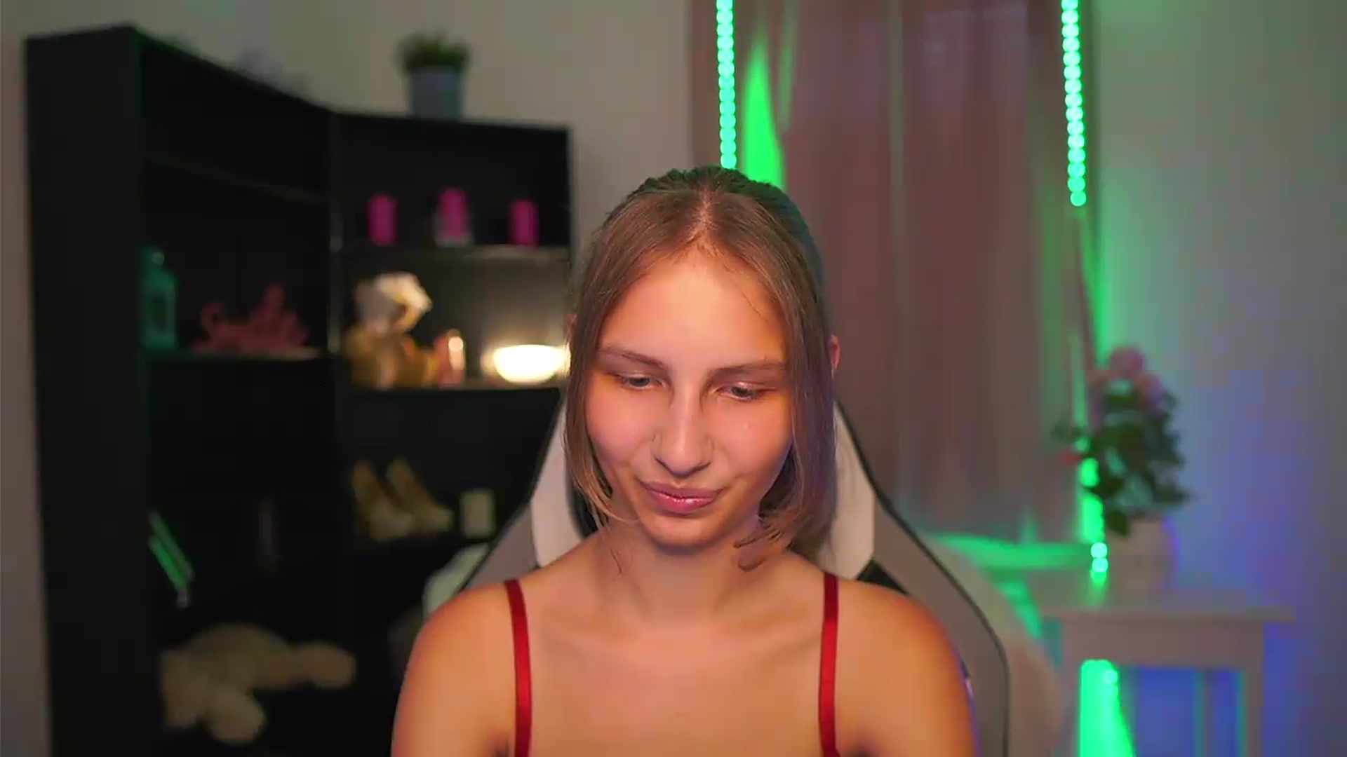 Gallery image thumbnail from Emmie_murray's myfreecams stream on, 07/27/2026, 15:16 image 10 of 20