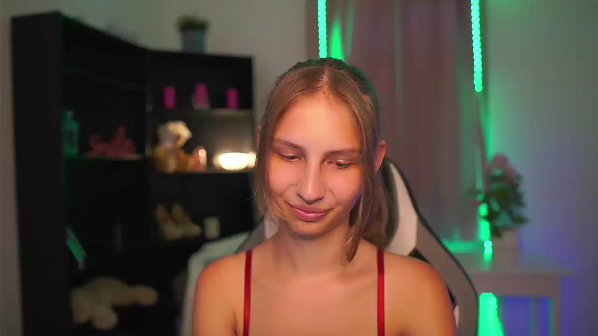 Gallery image thumbnail from Emmie_murray's myfreecams stream on, 07/27/2026, 15:16 image 13 of 20