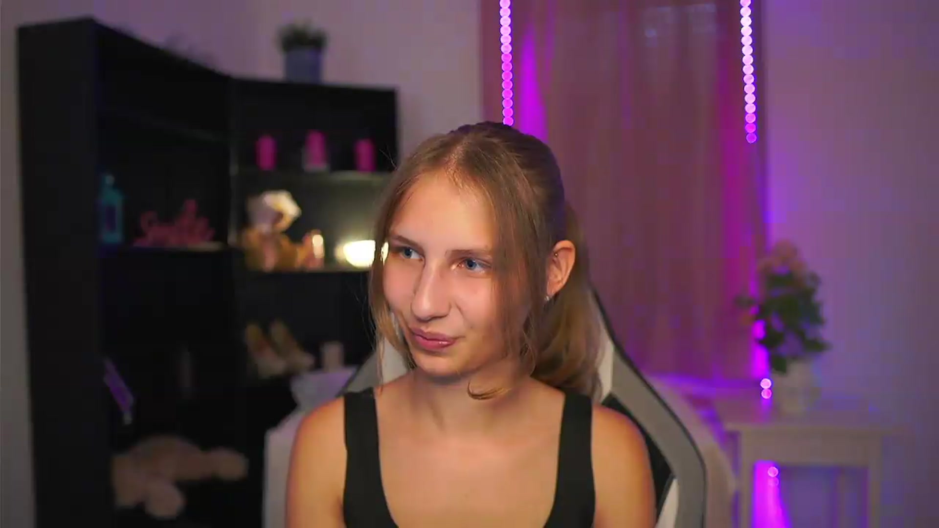 Gallery image thumbnail from Emmie_murray's myfreecams stream on, 07/27/2026, 15:16 image 3 of 20