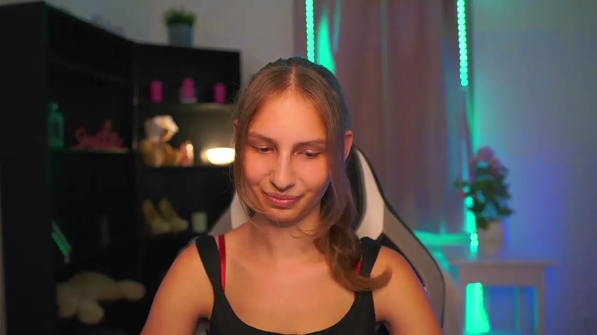 Gallery image thumbnail from Emmie_murray's myfreecams stream on, 07/27/2026, 16:10 image 4 of 20