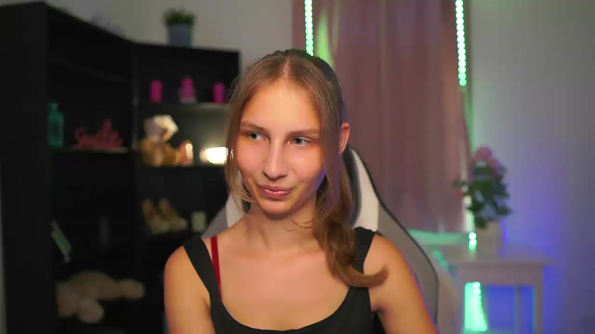 Gallery image thumbnail from Emmie_murray's myfreecams stream on, 07/27/2026, 16:10 image 2 of 20