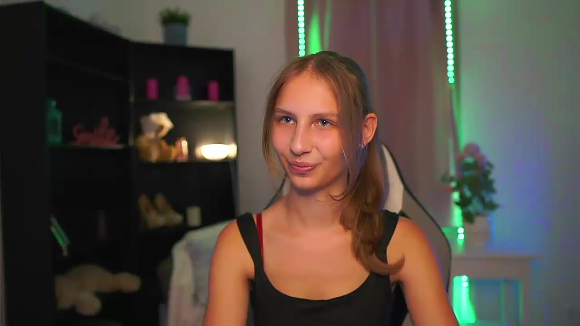 Gallery image thumbnail from Emmie_murray's myfreecams stream on, 07/27/2026, 16:10 image 5 of 20