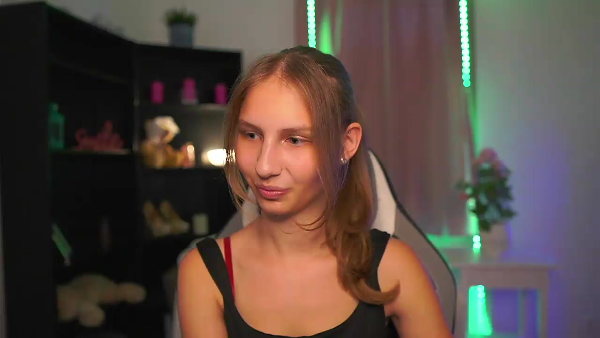 Gallery image thumbnail from Emmie_murray's myfreecams stream on, 07/27/2026, 16:10 image 1 of 20