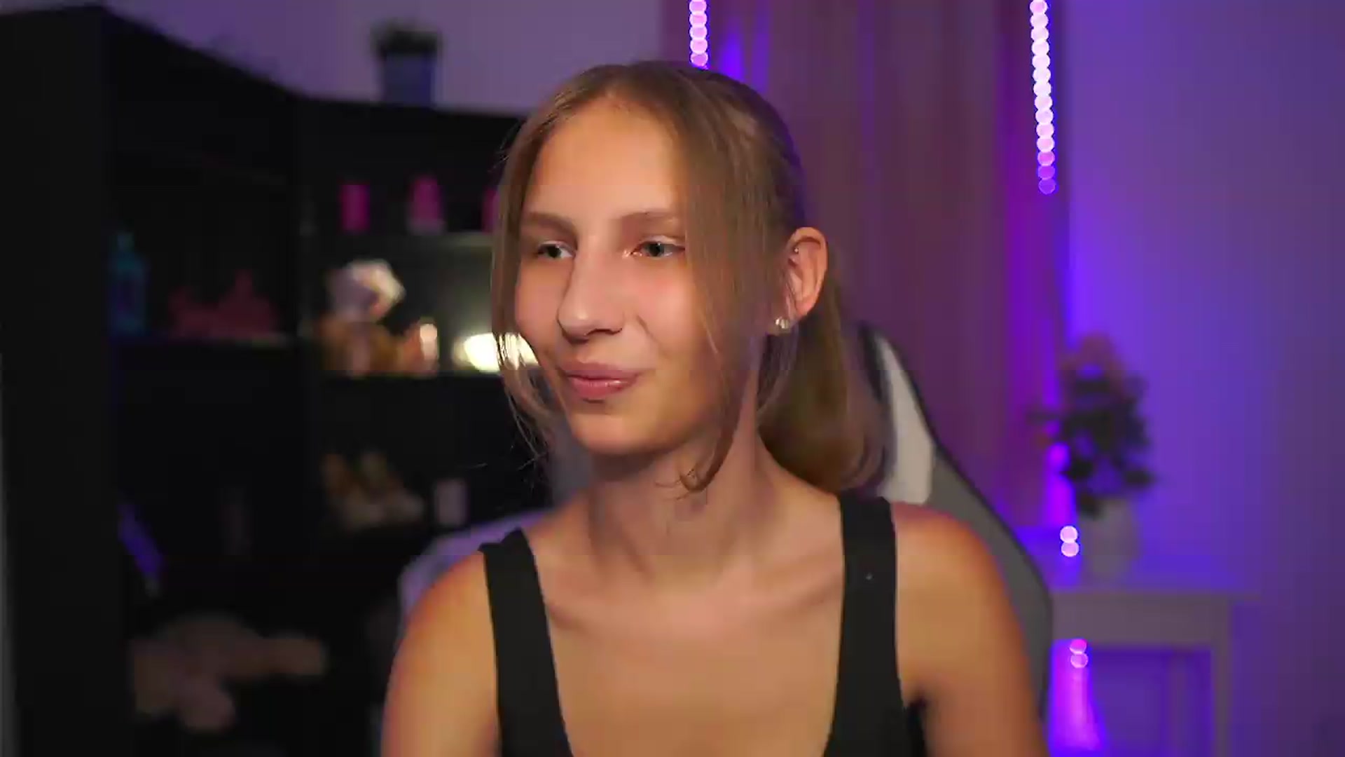 Gallery image thumbnail from Emmie_murray's myfreecams stream on, 07/27/2026, 16:10 image 16 of 20