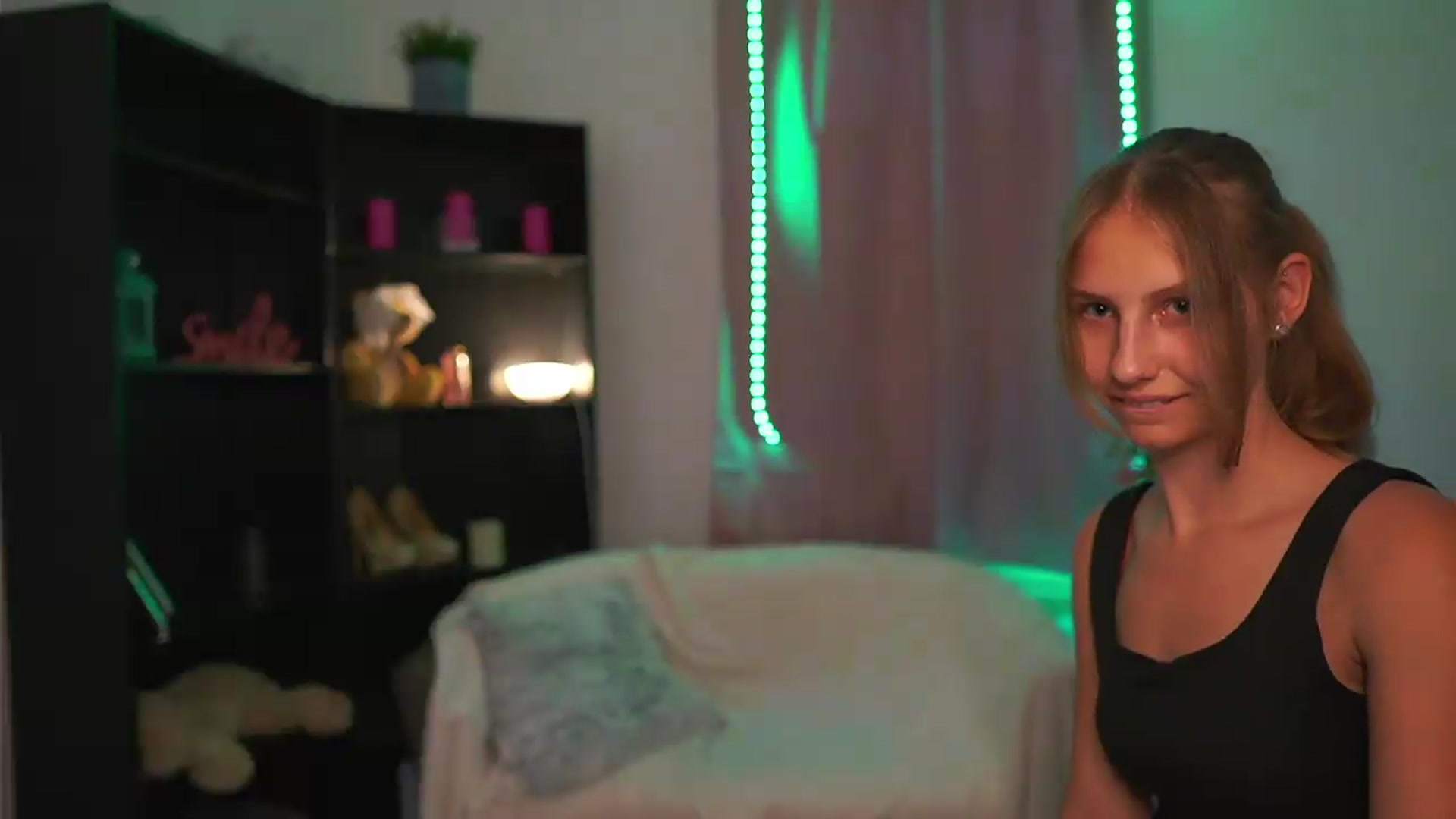 Gallery image thumbnail from Emmie_murray's myfreecams stream on, 07/27/2026, 16:10 image 12 of 20