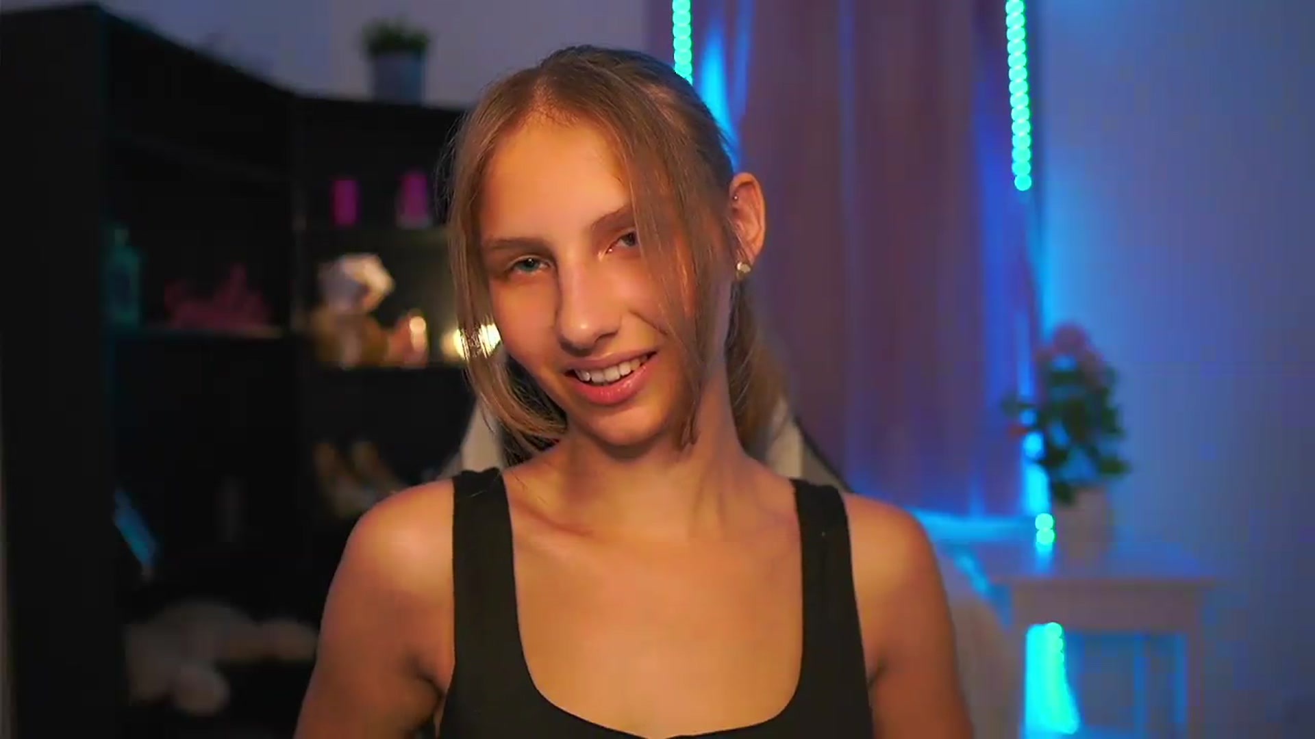 Gallery image thumbnail from Emmie_murray's myfreecams stream on, 07/27/2026, 16:10 image 14 of 20