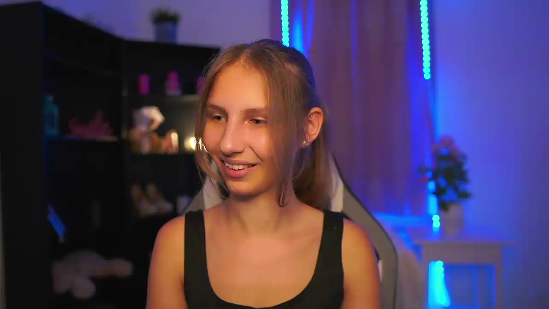Gallery image thumbnail from Emmie_murray's myfreecams stream on, 07/27/2026, 16:10 image 13 of 20