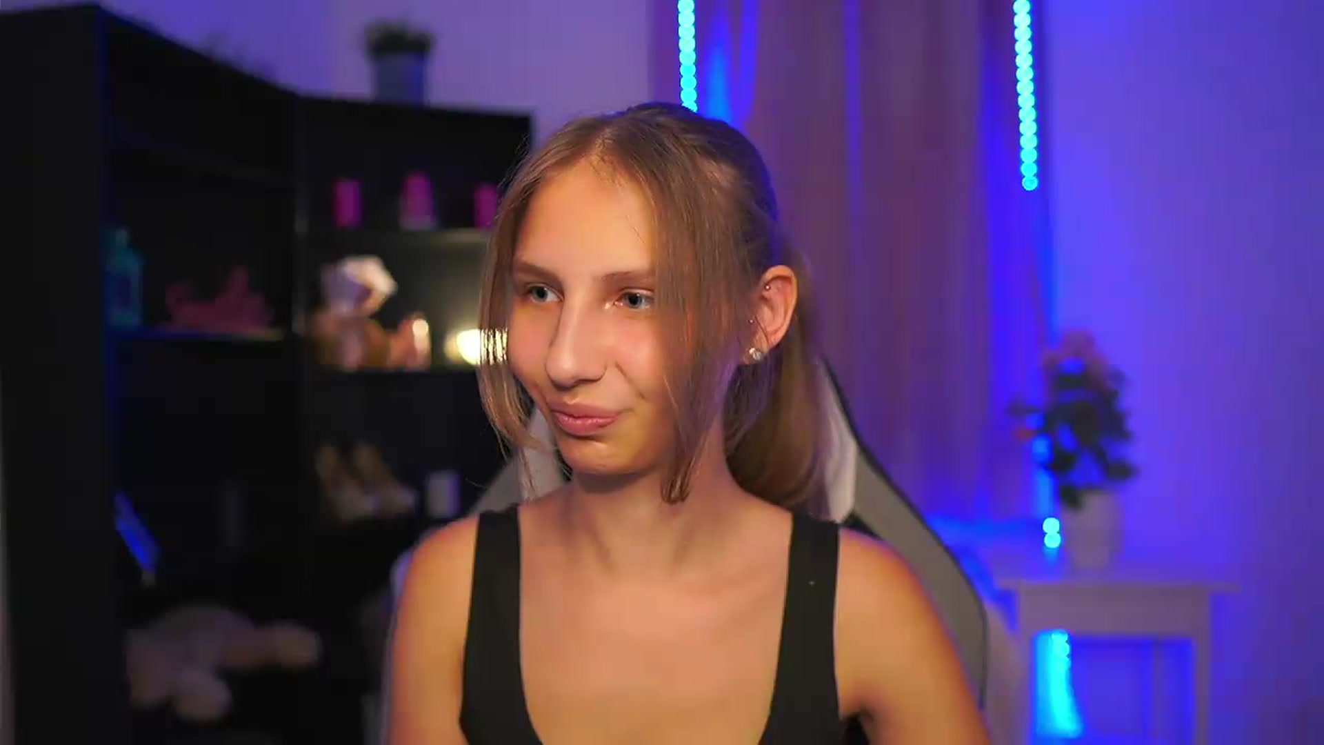 Gallery image thumbnail from Emmie_murray's myfreecams stream on, 07/27/2026, 16:10 image 15 of 20