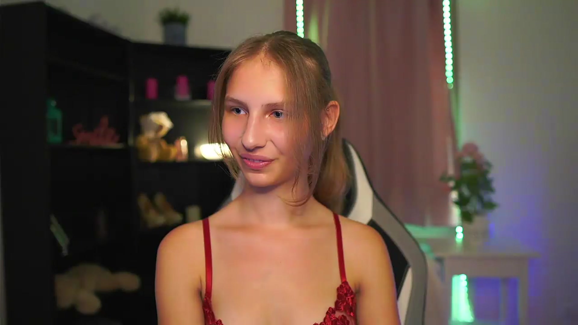 Gallery image thumbnail from Emmie_murray's myfreecams stream on, 07/27/2026, 18:01 image 19 of 20