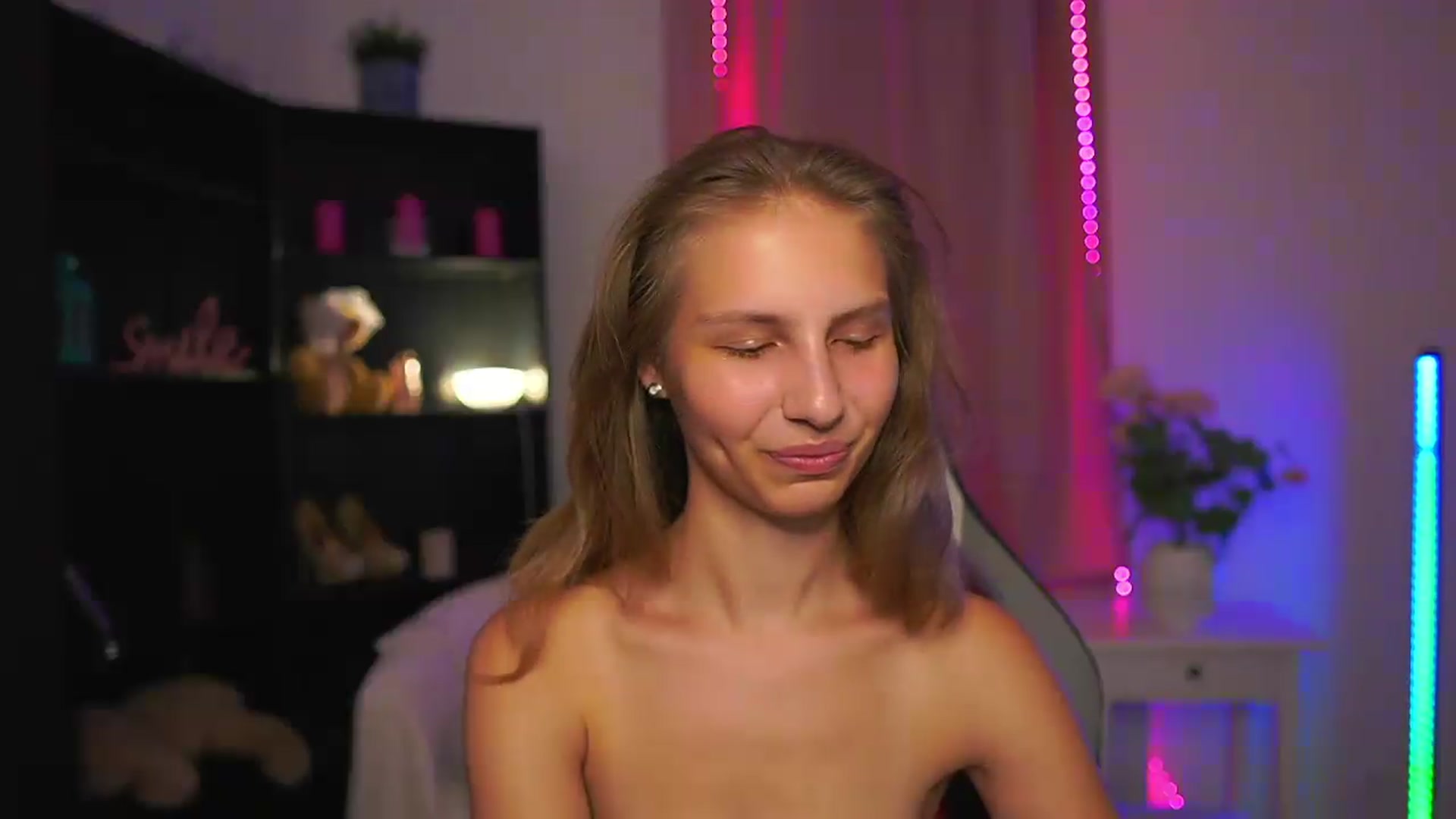 Gallery image thumbnail from Emmie_murray's myfreecams stream on, 07/28/2026, 17:54 image 17 of 20