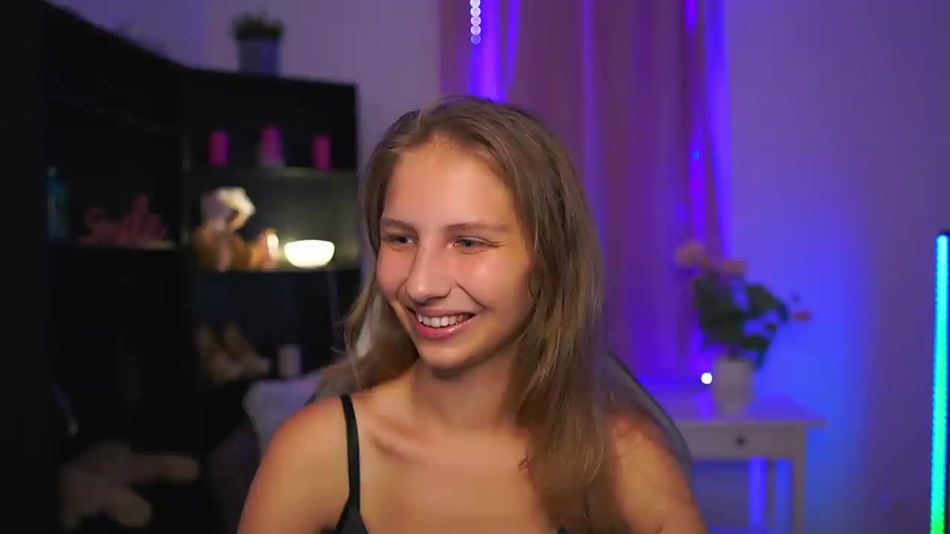 Gallery image thumbnail from Emmie_murray's myfreecams stream on, 07/29/2026, 19:17 image 17 of 20