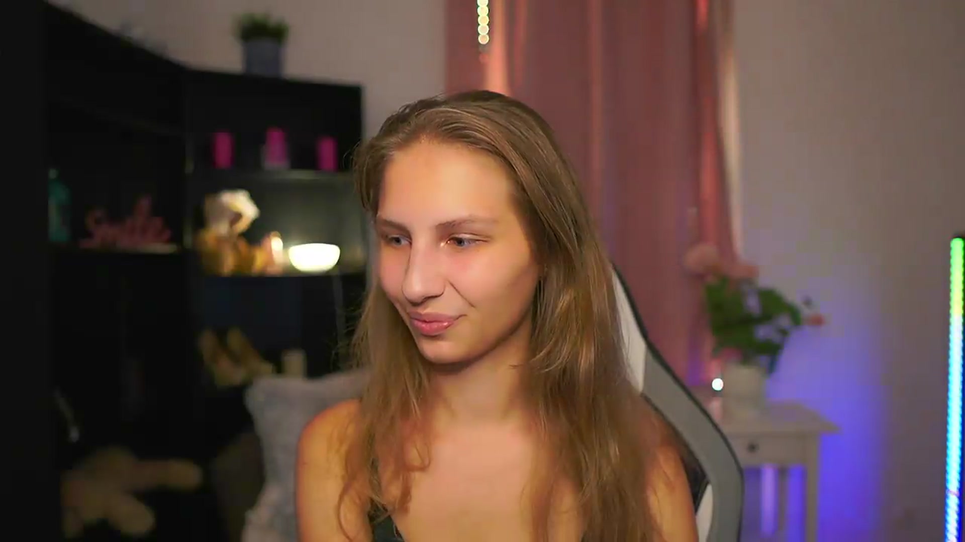 Gallery image thumbnail from Emmie_murray's myfreecams stream on, 07/29/2026, 19:17 image 6 of 20