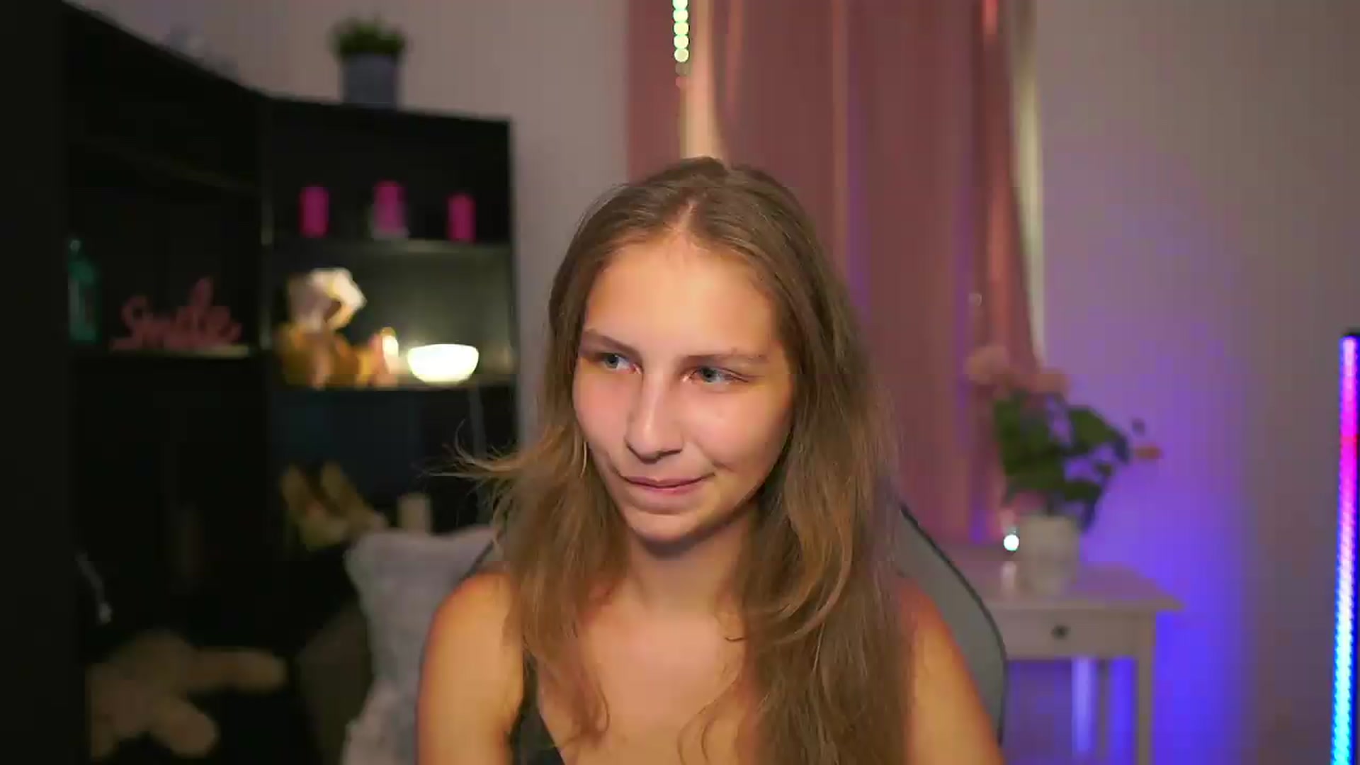 Gallery image thumbnail from Emmie_murray's myfreecams stream on, 07/29/2026, 19:17 image 1 of 20
