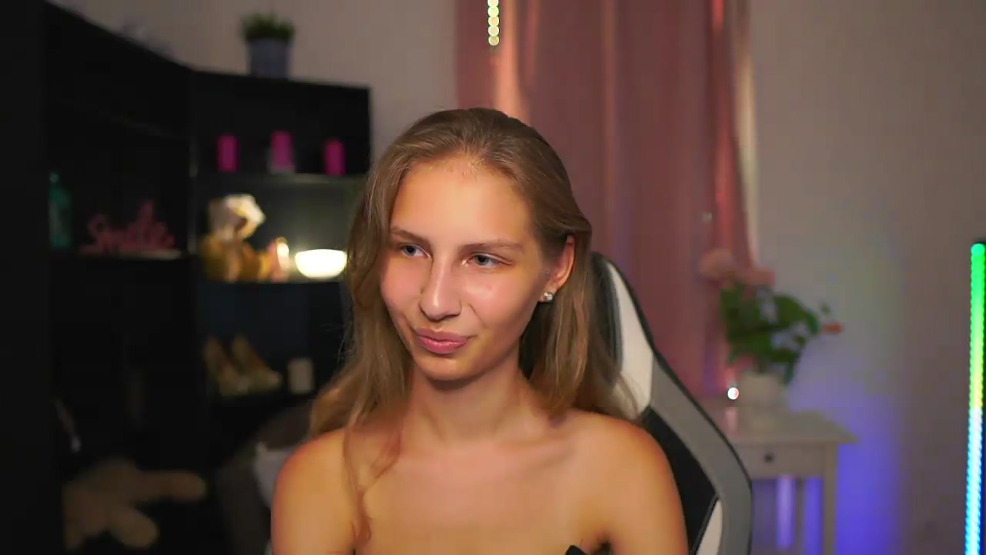 Gallery image thumbnail from Emmie_murray's myfreecams stream on, 07/29/2026, 22:05 image 18 of 20