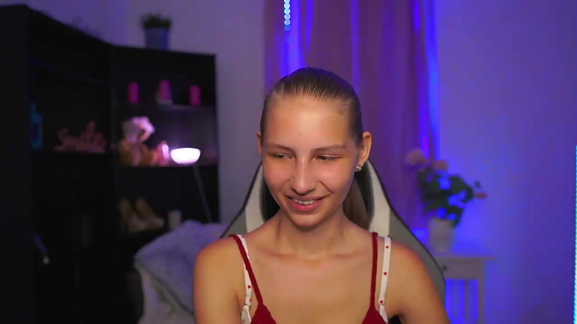 Gallery image thumbnail from Emmie_murray's myfreecams stream on, 07/30/2026, 21:28 image 1 of 20