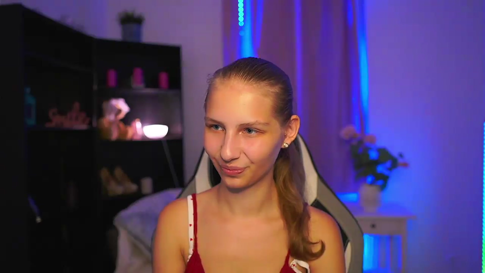 Gallery image thumbnail from Emmie_murray's myfreecams stream on, 07/30/2026, 21:28 image 18 of 20