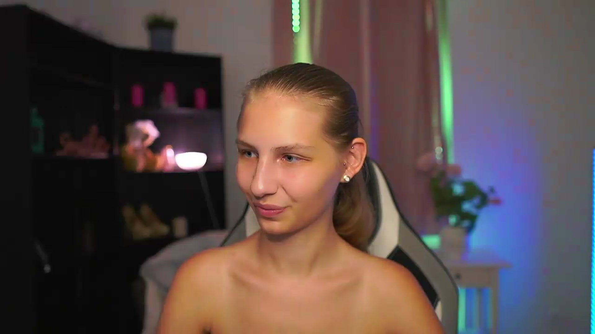 Gallery image thumbnail from Emmie_murray's myfreecams stream on, 07/30/2026, 22:44 image 9 of 20