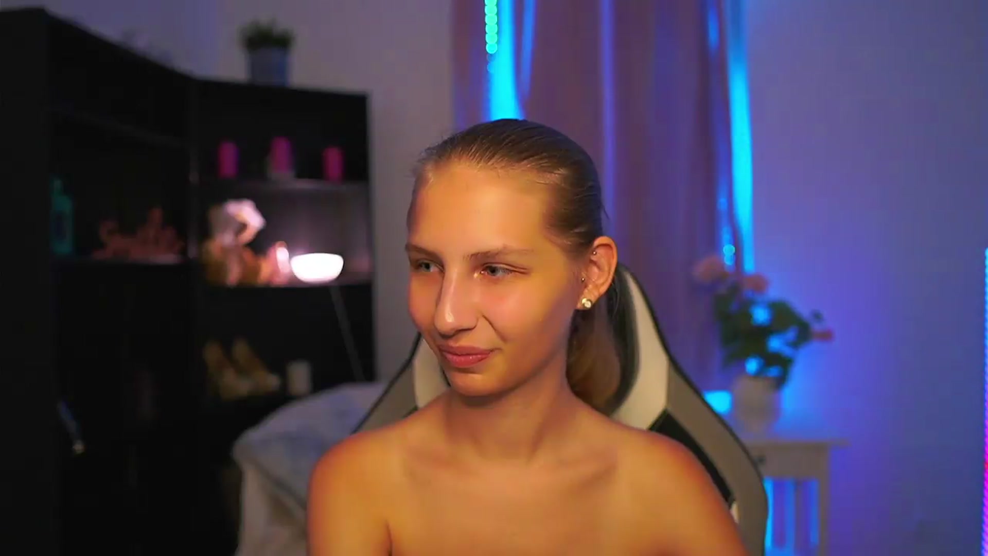 Gallery image thumbnail from Emmie_murray's myfreecams stream on, 07/30/2026, 22:44 image 11 of 20