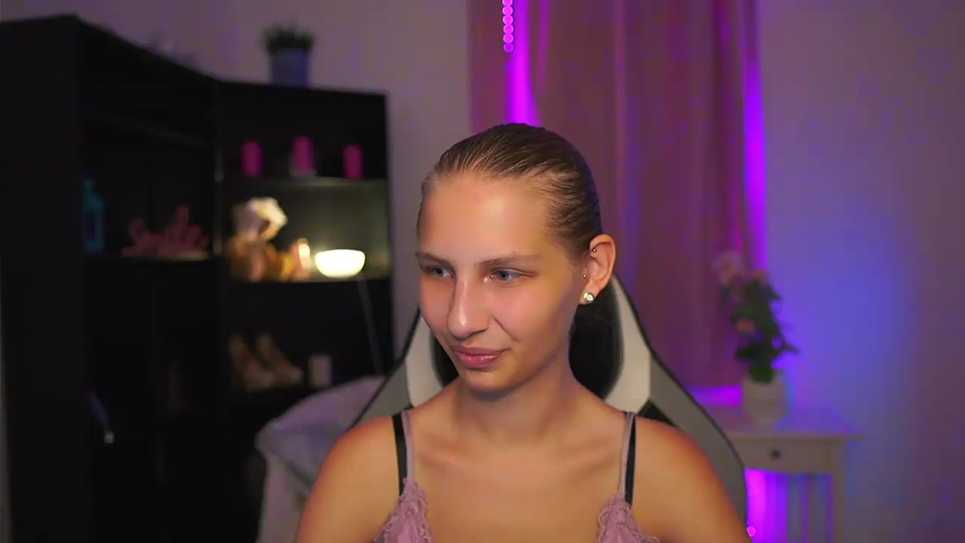 Gallery image thumbnail from Emmie_murray's myfreecams stream on, 07/31/2026, 21:33 image 3 of 20