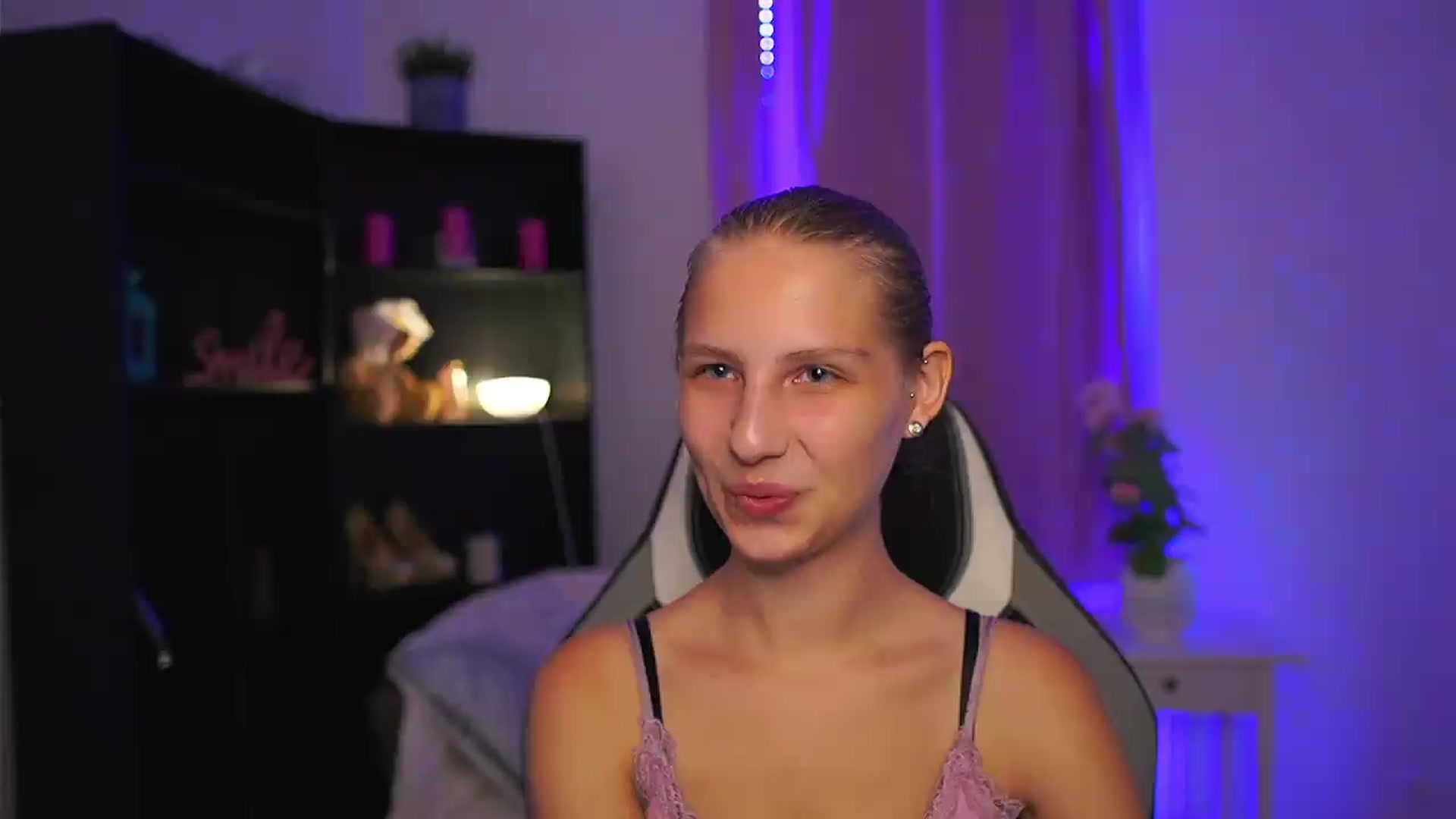 Gallery image thumbnail from Emmie_murray's myfreecams stream on, 07/31/2026, 21:33 image 1 of 20