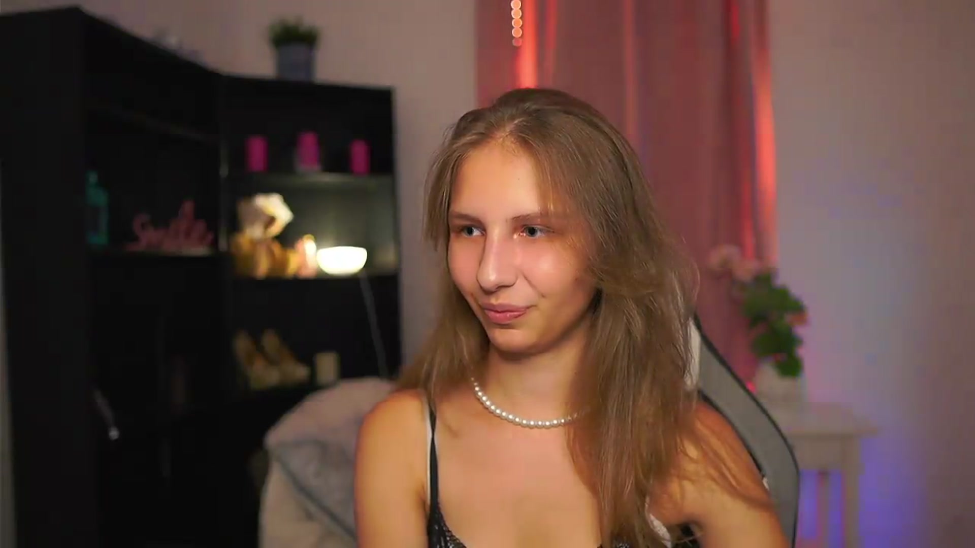 Gallery image thumbnail from Emmie_murray's myfreecams stream on, 08/01/2026, 19:30 image 19 of 20