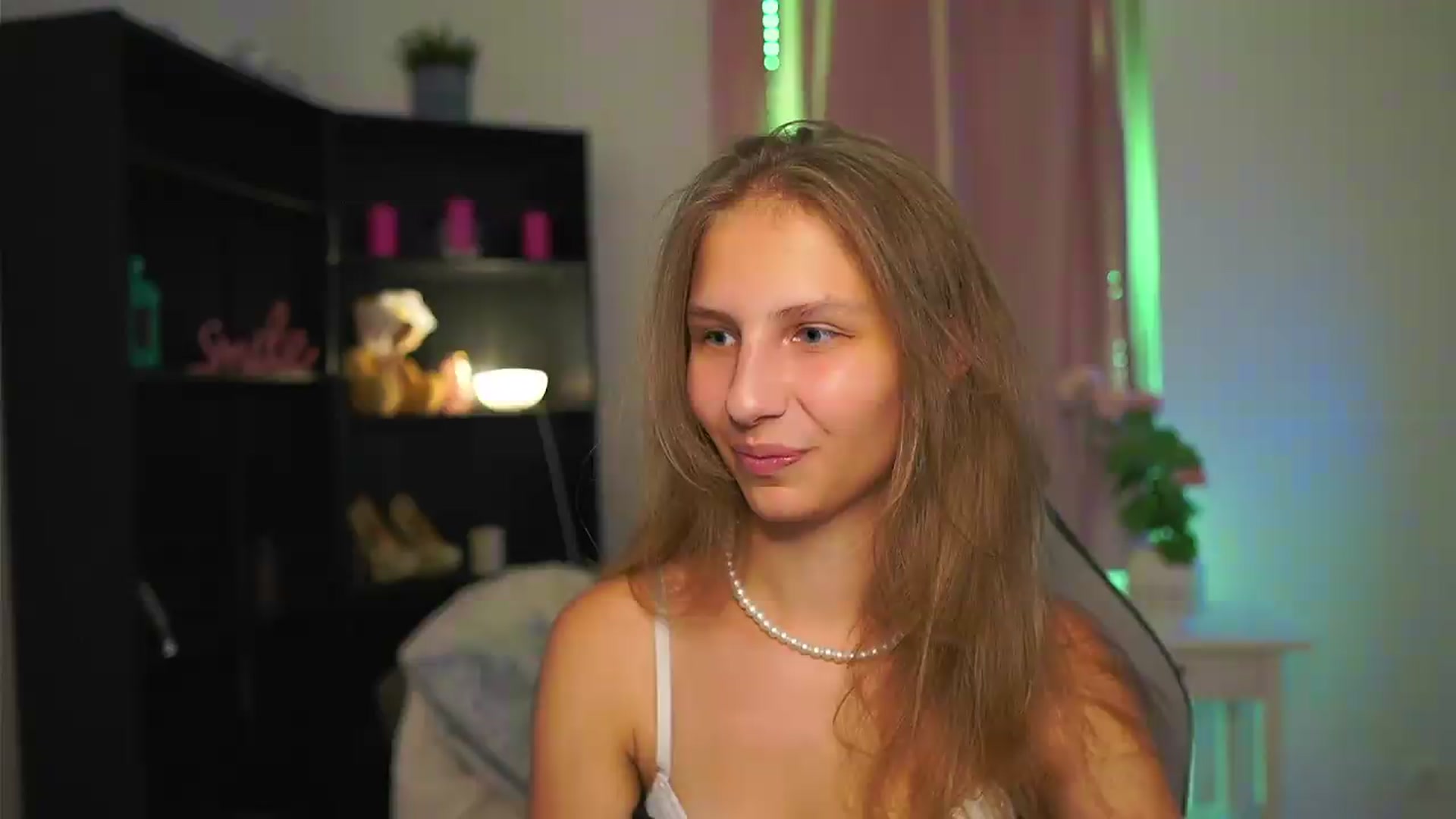 Gallery image thumbnail from Emmie_murray's myfreecams stream on, 08/01/2026, 21:02 image 15 of 20