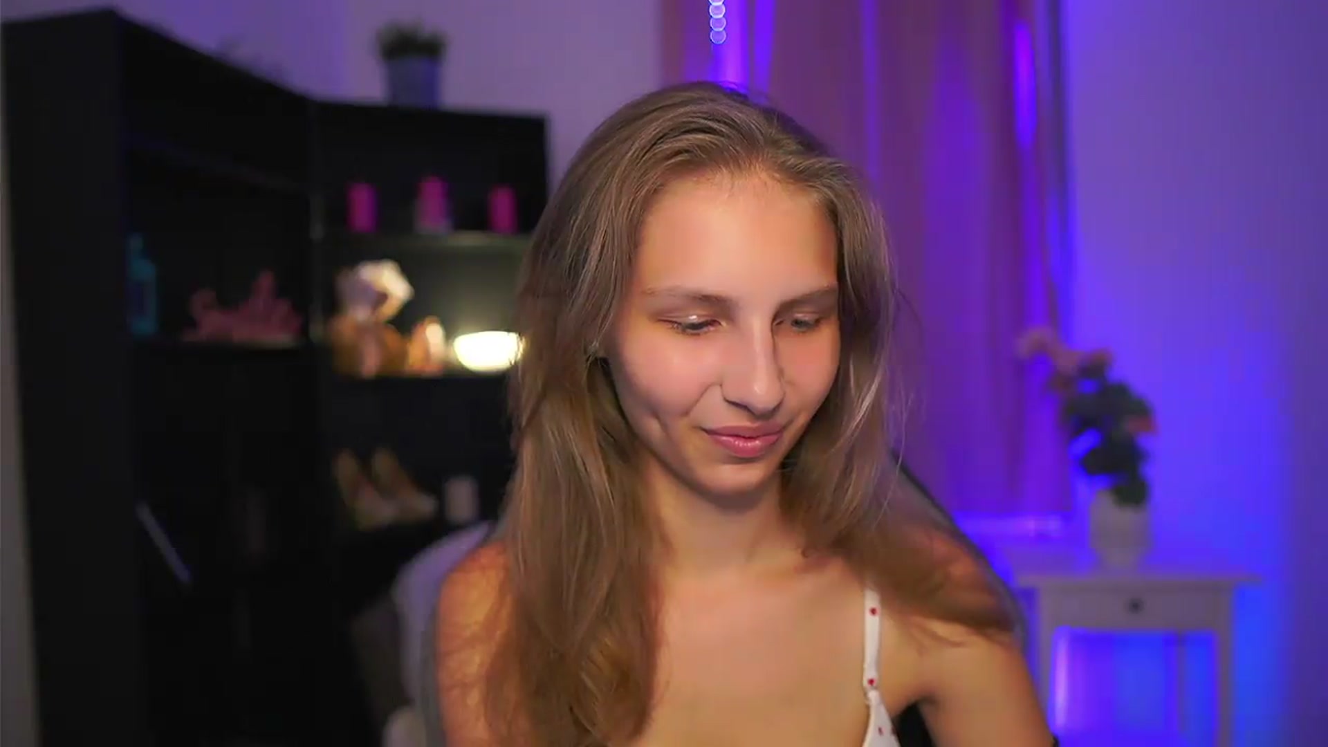 Gallery image thumbnail from Emmie_murray's myfreecams stream on, 08/03/2026, 23:16 image 4 of 20