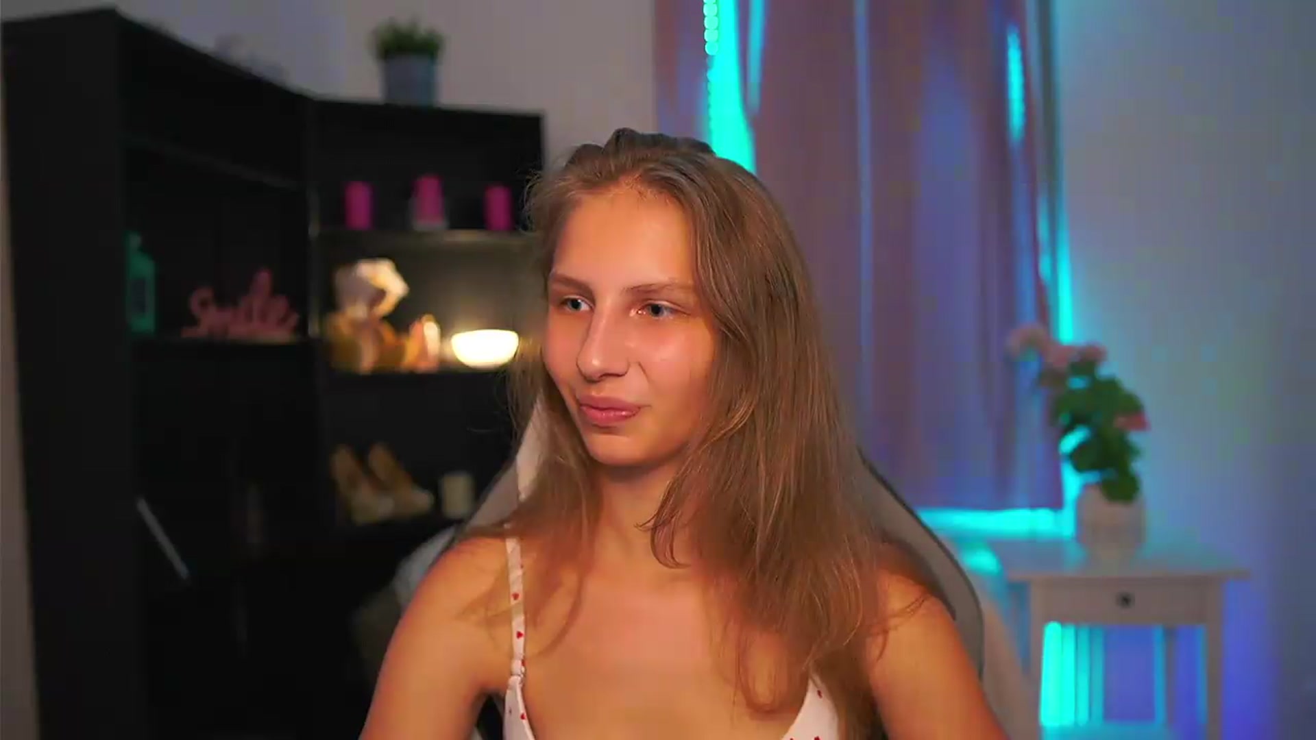 Gallery image thumbnail from Emmie_murray's myfreecams stream on, 08/03/2026, 23:16 image 10 of 20