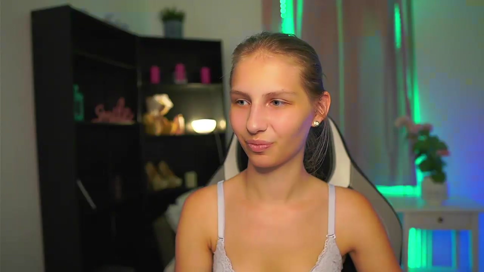 Gallery image thumbnail from Emmie_murray's myfreecams stream on, 08/04/2026, 15:57 image 15 of 20