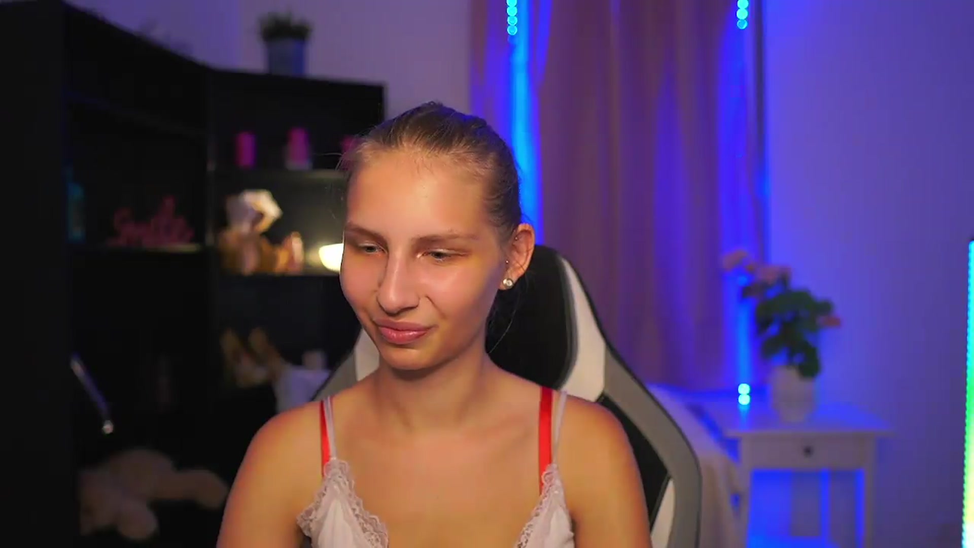Gallery image thumbnail from Emmie_murray's myfreecams stream on, 08/06/2026, 22:40 image 3 of 20