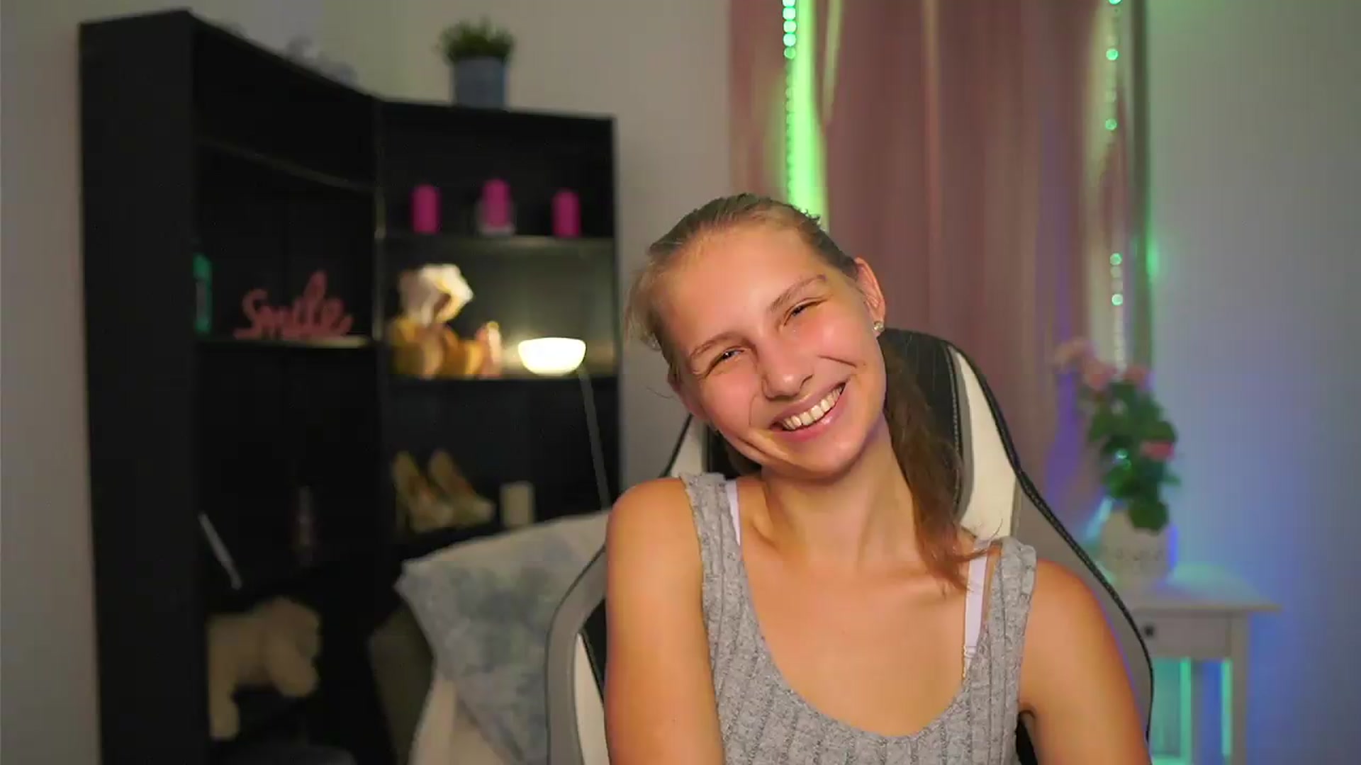 Gallery image thumbnail from Emmie_murray's myfreecams stream on, 08/07/2026, 20:28 image 1 of 20
