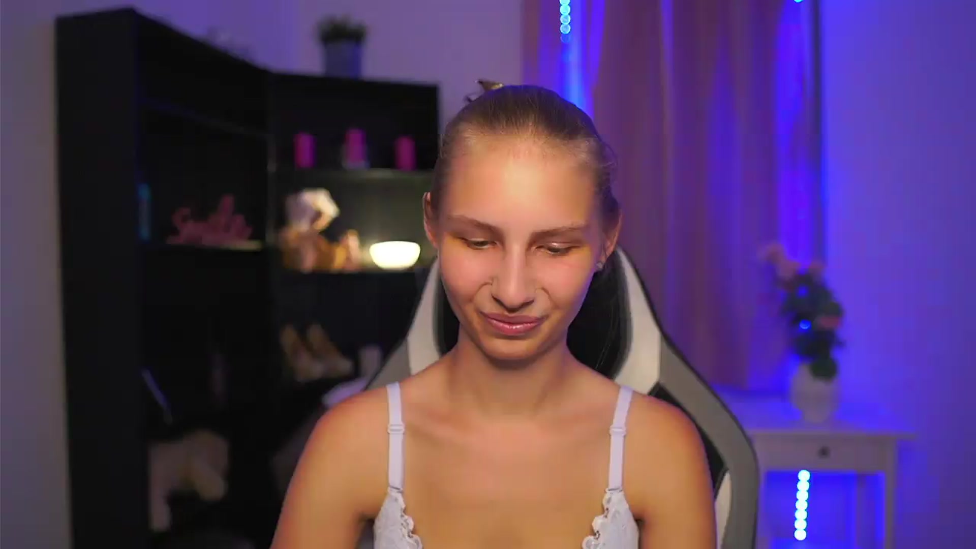 Gallery image thumbnail from Emmie_murray's myfreecams stream on, 08/07/2026, 22:45 image 14 of 20