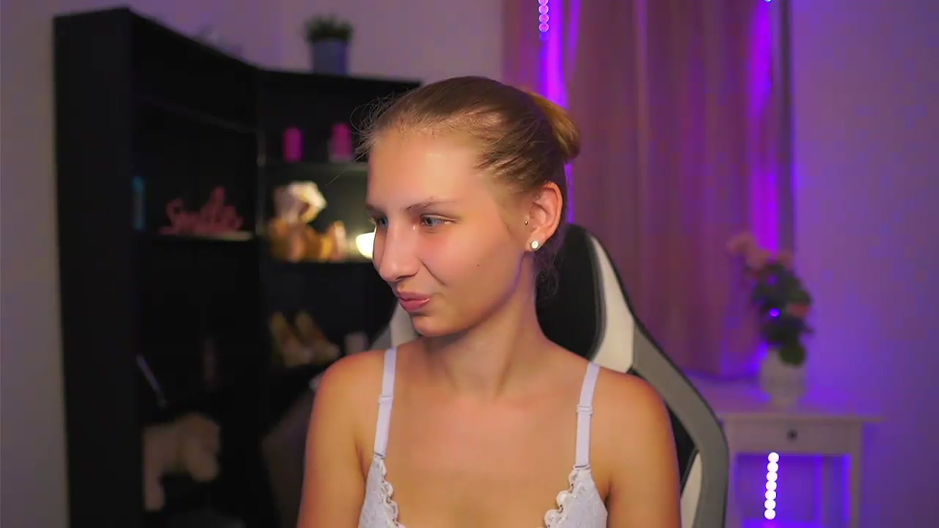 Gallery image thumbnail from Emmie_murray's myfreecams stream on, 08/07/2026, 22:45 image 11 of 20