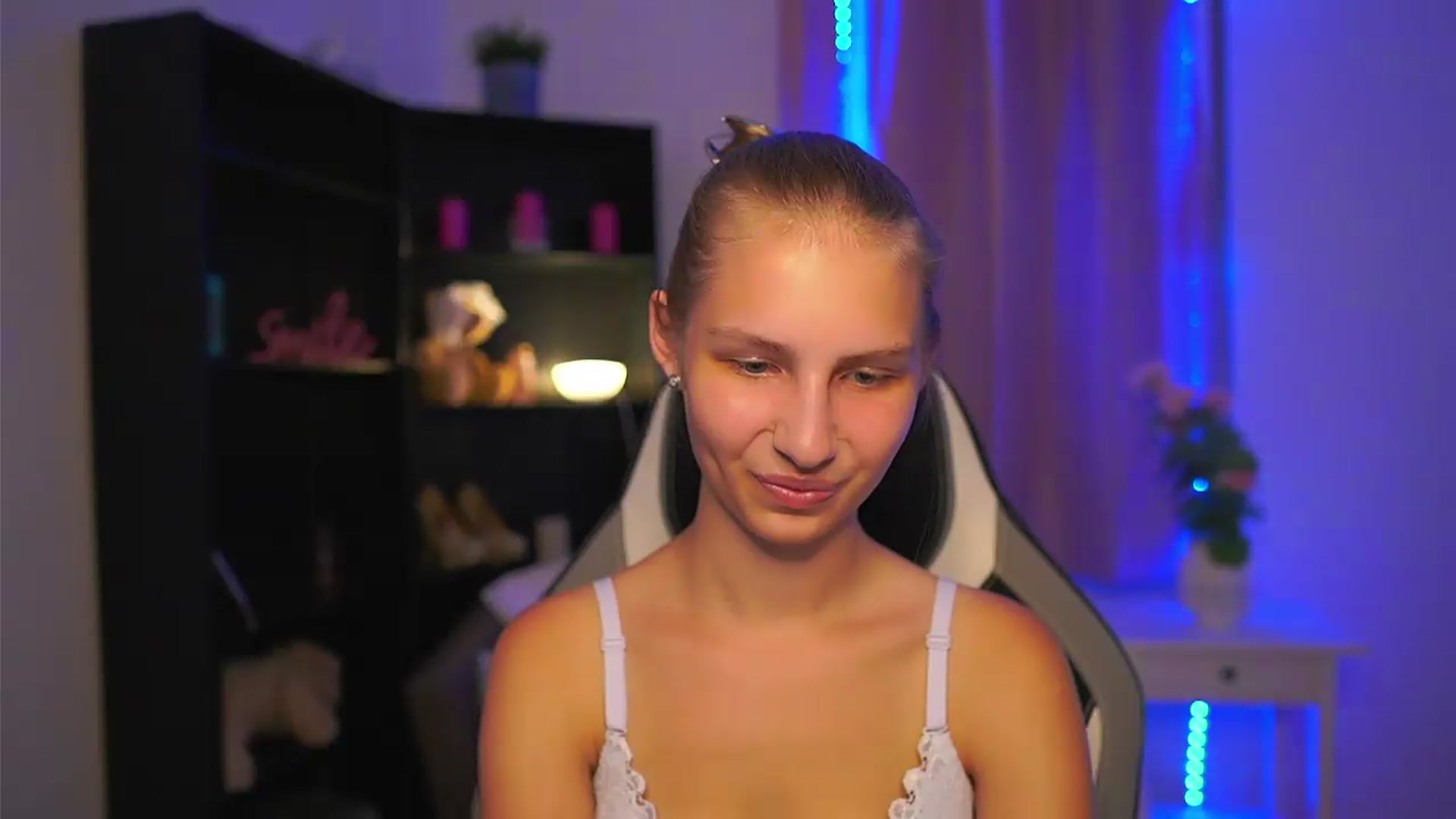 Gallery image thumbnail from Emmie_murray's myfreecams stream on, 08/07/2026, 22:45 image 15 of 20