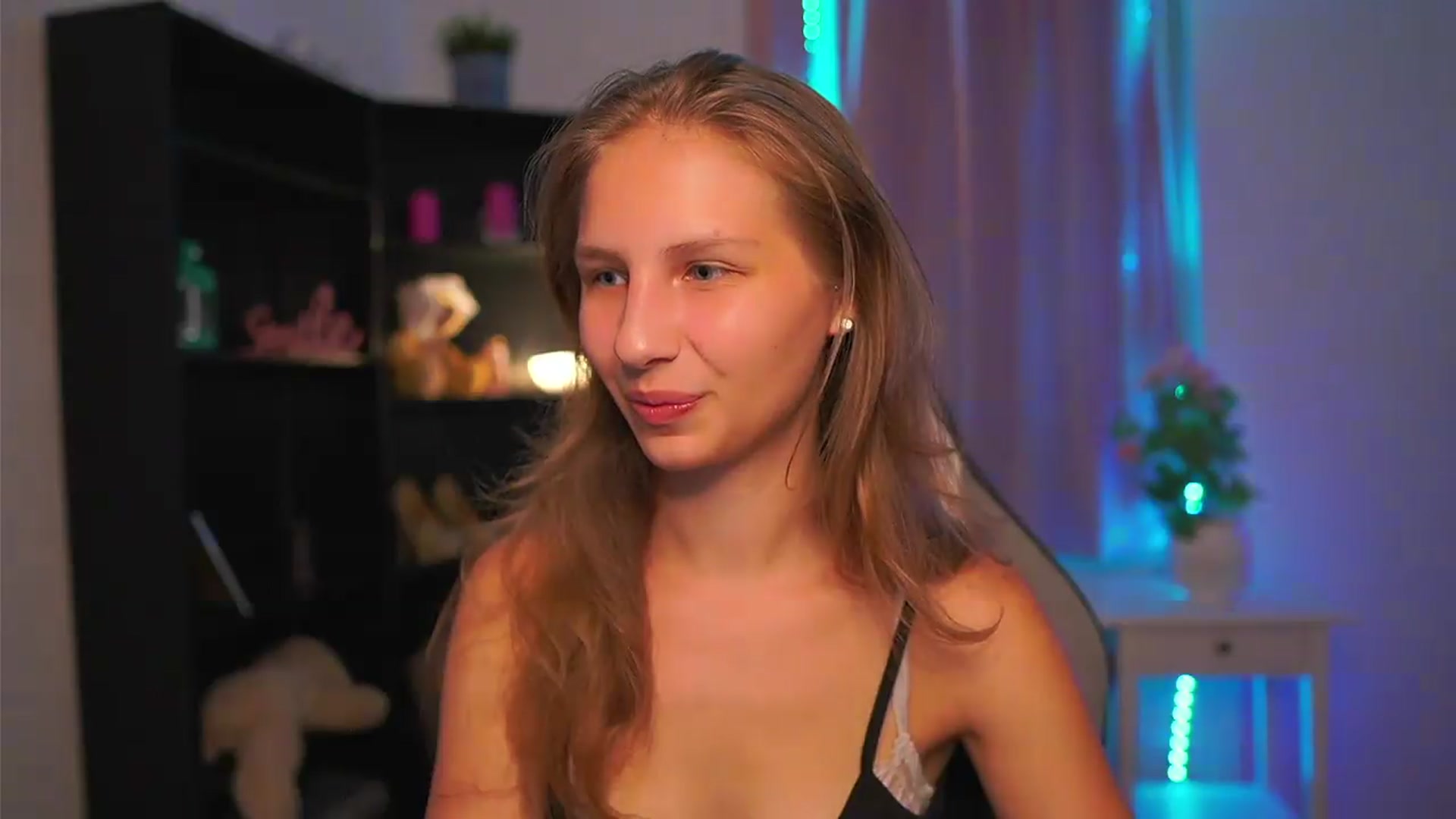 Gallery image thumbnail from Emmie_murray's myfreecams stream on, 08/08/2026, 19:51 image 2 of 20