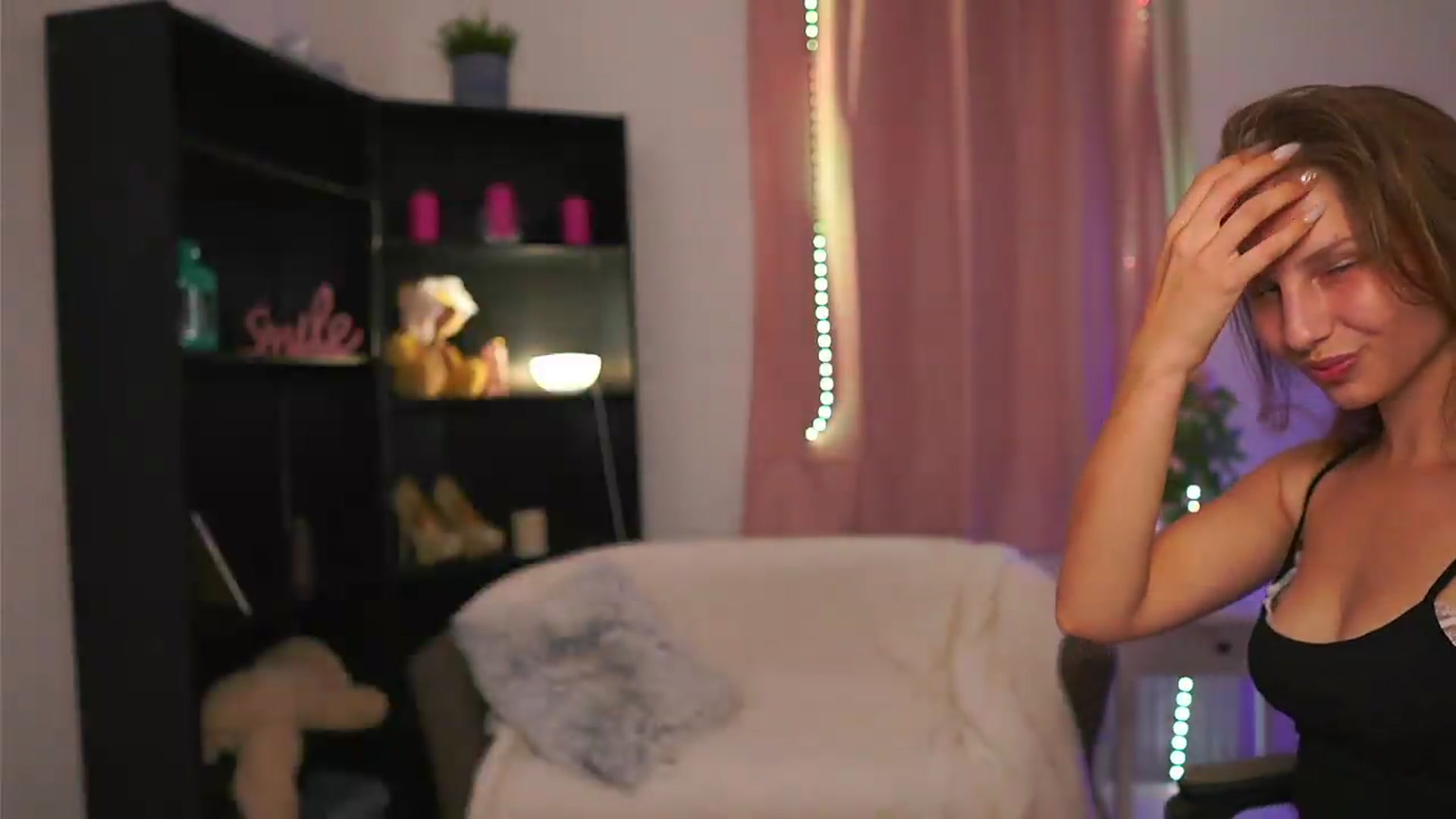 Gallery image thumbnail from Emmie_murray's myfreecams stream on, 08/08/2026, 19:51 image 6 of 20