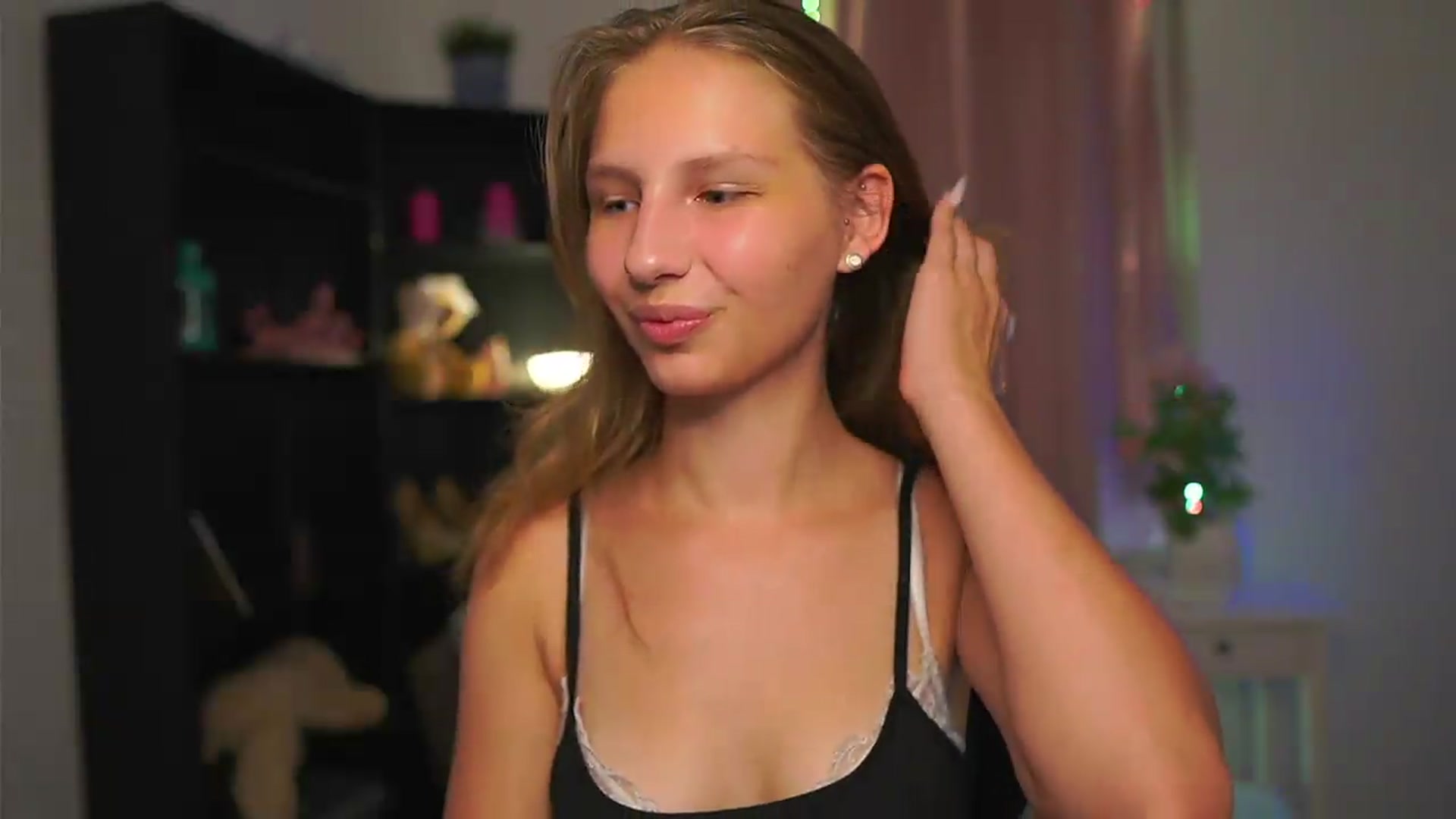 Gallery image thumbnail from Emmie_murray's myfreecams stream on, 08/08/2026, 19:51 image 18 of 20