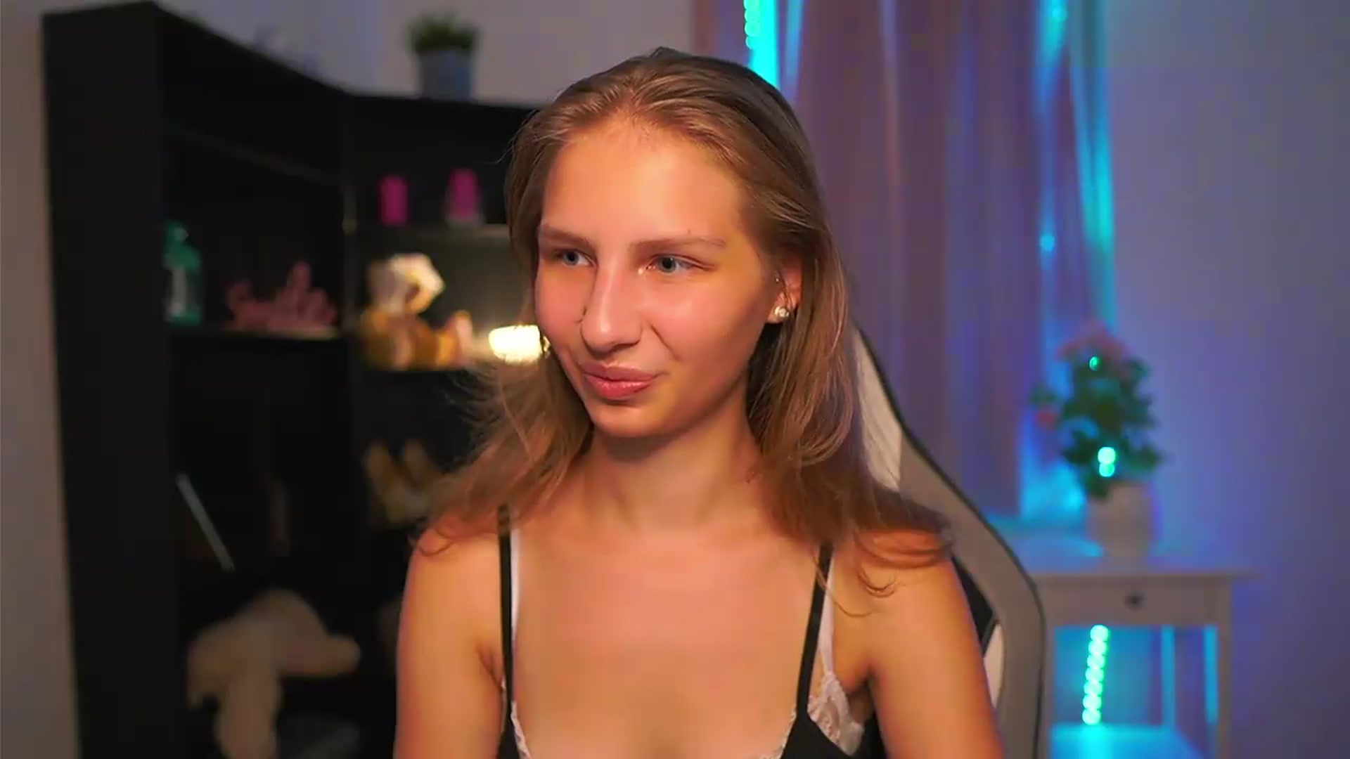 Gallery image thumbnail from Emmie_murray's myfreecams stream on, 08/08/2026, 19:51 image 20 of 20