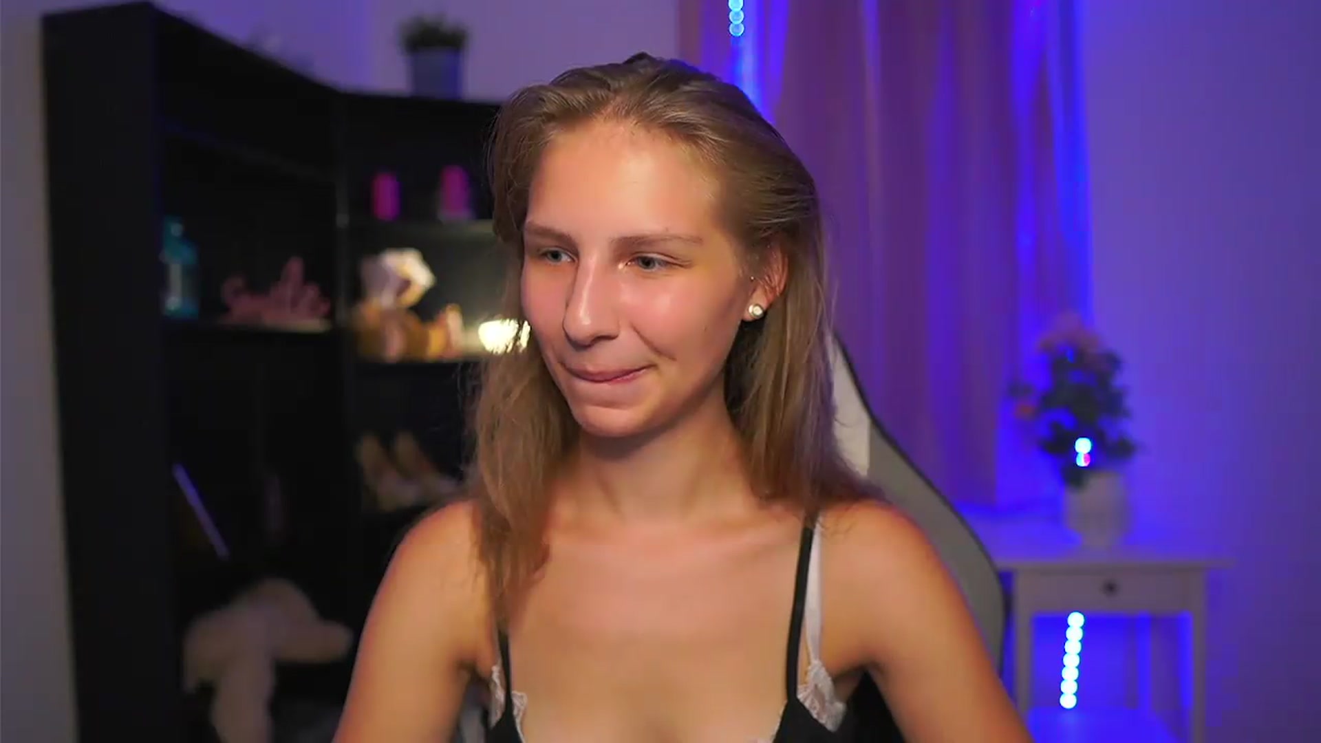 Gallery image thumbnail from Emmie_murray's myfreecams stream on, 08/08/2026, 19:51 image 16 of 20