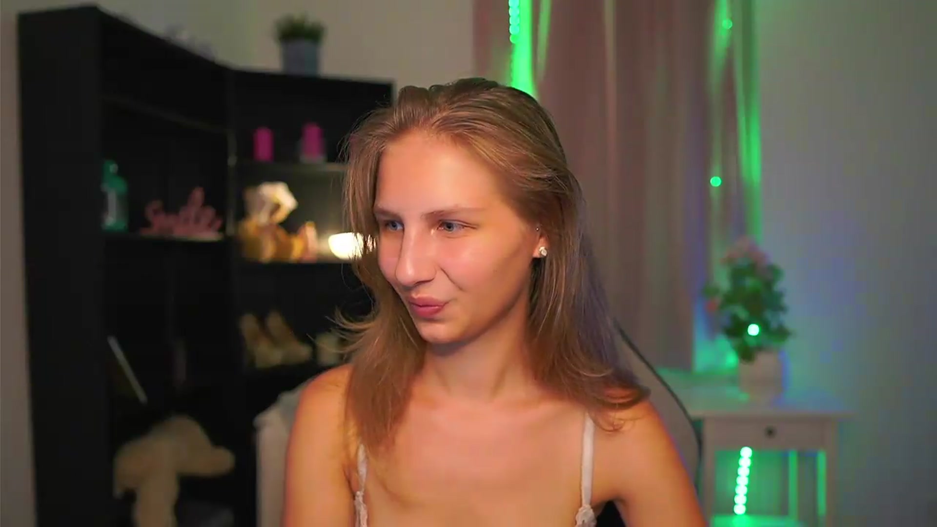 Gallery image thumbnail from Emmie_murray's myfreecams stream on, 08/08/2026, 23:00 image 15 of 20