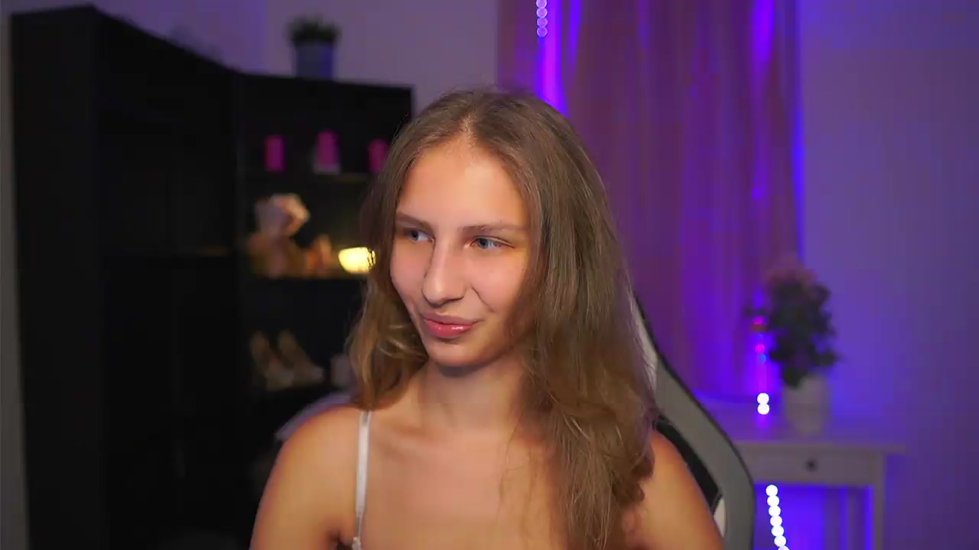 Gallery image thumbnail from Emmie_murray's myfreecams stream on, 08/09/2026, 21:47 image 1 of 20