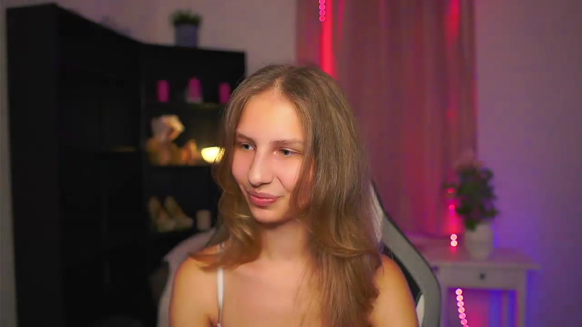 Gallery image thumbnail from Emmie_murray's myfreecams stream on, 08/09/2026, 21:47 image 2 of 20