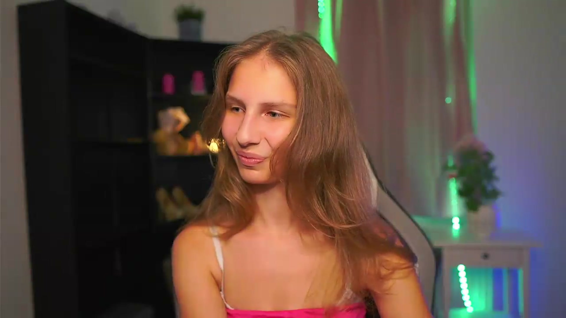 Gallery image thumbnail from Emmie_murray's myfreecams stream on, 08/09/2026, 23:01 image 16 of 20