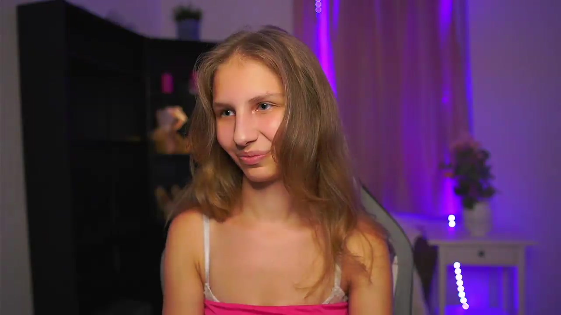 Gallery image thumbnail from Emmie_murray's myfreecams stream on, 08/09/2026, 23:01 image 14 of 20